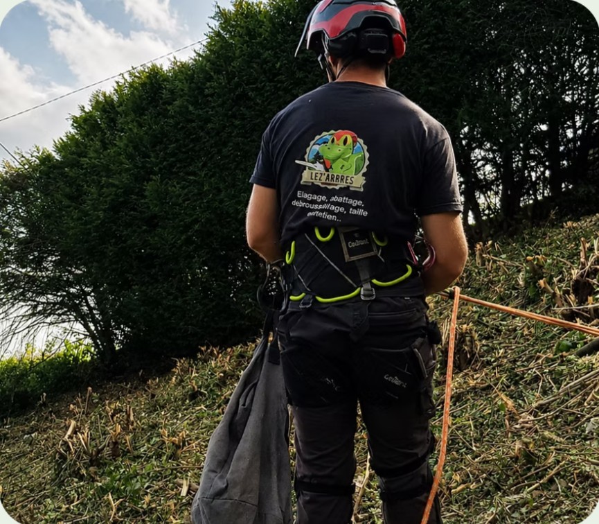 Alexandre sur le terrain, casque et harnais Lez’Arbres